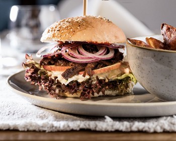 Genussvolle Küche im Hotel Valavier Genussvoll angerichtetes Burgergericht mit passenden Beilagen.