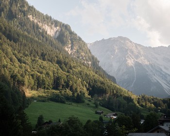 Bergwelt direkt vor der Tür Weite Naturlandschaft im Brandnertal mit imposanter Bergkulisse und grünen Hängen.