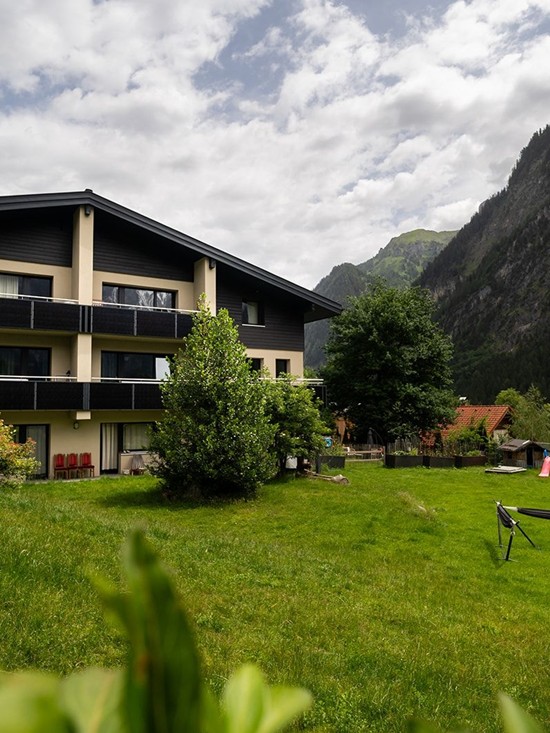 Mitarbeiterhaus mit großzügiger Grünfläche und Bergpanorama im Brandnertal.
